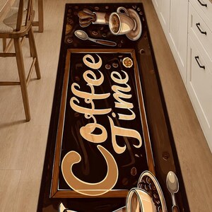 Può includere: Un tappeto da cucina rettangolare con sfondo marrone scuro e chicchi di caffè sparsi. Il design include una cornice centrale con il testo Coffee Time, una moka, due tazzine da caffè e due cucchiaini in tonalità marrone e crema.