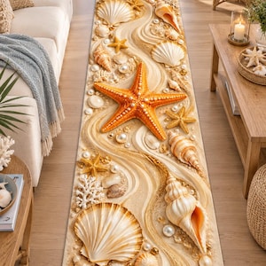 Puede incluir: Una alfombra rectangular tipo pasillero con un estampado de alta definición de una playa de arena, que muestra una gran estrella de mar naranja, varias conchas blancas y bronceadas, perlas dispersas y corales blancos sobre patrones de arena ondulados.