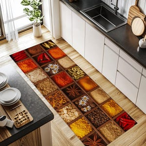 Puede incluir: Alfombra de cocina rectangular con diseño de especiero. La alfombra muestra varias especias y hierbas en compartimentos de madera, incluyendo chiles rojos, semillas y flores. La paleta de colores incluye tonos de marrón, rojo, naranja y amarillo.