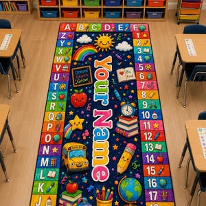 Peut inclure: Un tapis de classe rectangulaire à fond bleu foncé avec une bordure alphabet colorée, les chiffres de un à vingt et des illustrations éducatives dont un bus scolaire, un globe, un crayon, un sac à dos et des livres avec le texte Your Name.