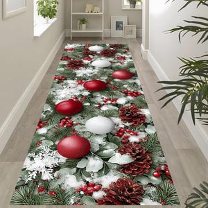 Può includere: Un tappeto runner rettangolare a tema natalizio con un design festivo. Il tappeto presenta ornamenti rossi e bianchi, pigne, fiocchi di neve e bacche rosse su uno sfondo verde e bianco, creando una scena di festa invernale. Il tappeto è posto in un corridoio.