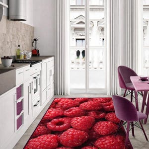 Puede incluir: Una alfombra rectangular con una imagen en primer plano de frambuesas rojas. La alfombra está en una cocina con gabinetes blancos, una campana extractora de acero inoxidable y una ventana con cortinas blancas. La alfombra mide aproximadamente 150 cm por 90 cm.