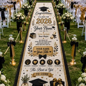 Peut inclure: Un tapis d'allée de remise de diplômes aux tons noir et or avec le texte Class of 2026, Congratulations et des citations inspirantes. Le tapis présente des illustrations de toques, de livres et de cadeaux sur un fond couleur crème.