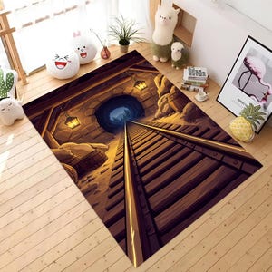 Può includere: Un tappeto di cartoni animati marrone e oro che rappresenta un binario del treno che conduce a un tunnel buio. Il tunnel è illuminato da lanterne e il binario è fatto di assi di legno.