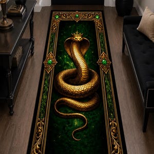 Pode incluir: Um tapete retangular com uma cobra dourada coroada, sobre um fundo verde e preto. O tapete tem uma moldura dourada decorativa com detalhes de joias verdes. O tapete está colocado em um corredor.
