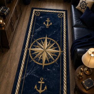 Può includere: Un tappeto rettangolare con uno sfondo blu navy profondo a motivo marmorizzato. Il design include una rosa dei venti dorata centrale, due ancore dorate e un bordo decorativo che ricorda una corda intrecciata con accenti circolari dorati.