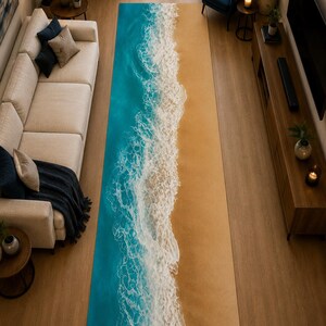 Puede incluir: Una alfombra rectangular larga que presenta una impresión de alta resolución de una costa oceánica. El diseño muestra un mar turquesa vibrante con olas blancas espumosas rompiendo sobre una playa de arena clara y suave, creando una escena costera realista.