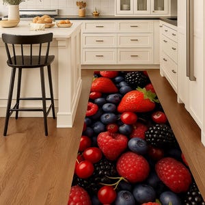 Puede incluir: Una alfombra de cocina con un diseño fotorrealista de frutos rojos. La alfombra muestra frambuesas rojas, fresas, cerezas y moras, junto con arándanos azules. La alfombra es de forma rectangular.