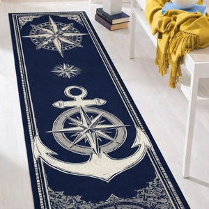 Può includere: Tappeto runner nautico blu navy con rosa dei venti, ancora e design a stella. Il tappeto rettangolare ha un bordo color crema e simboli nautici. Il tappeto è largo circa 61 cm.