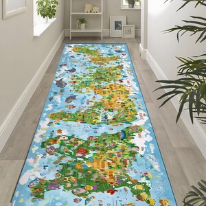 Pode incluir: Um tapete longo e retangular com um mapa detalhado das Ilhas Britânicas. O tapete tem um fundo azul claro com ilustrações de vida marinha e marcos. O mapa inclui representações detalhadas dos países e regiões.