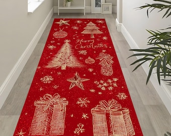 Op de afbeelding: Een rode kerst loper met gouden illustraties van ornamenten, sneeuwvlokken, sterren, cadeau dozen en kerstbomen. De woorden "Merry Christmas" staan in gouden letters op de loper.