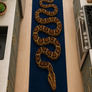 Peut inclure: Un tapis de couloir rectangulaire au fond bleu marine profond, orné d'un grand serpent brun et beige sinueux imprimé au centre. Le serpent présente un motif d'écailles détaillé, une forme de tête distincte et une petite langue rouge fourchue.