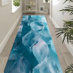 Può includere: Tappeto rettangolare per corridoio con un design fotorealistico di cubetti di ghiaccio in acqua. Il design del tappeto presenta sfumature di blu e bianco, creando un'estetica fresca. Il tappeto è progettato per un corridoio.