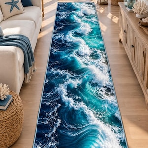 Puede incluir: Una alfombra pasillera rectangular larga con una impresión fotográfica de alta resolución de olas oceánicas rompiendo. El diseño muestra agua en tonos azul marino profundo y turquesa vibrante con patrones de espuma blanca.