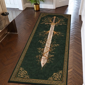 Könnte beinhalten: Ein rechteckiger grüner Teppich mit einem detaillierten Design eines Schwertes und eines Baumes. Das Schwert ist hellfarbig mit detailliertem Griff und Klinge. Der Rand hat ein goldenes keltisches Knotendesign.