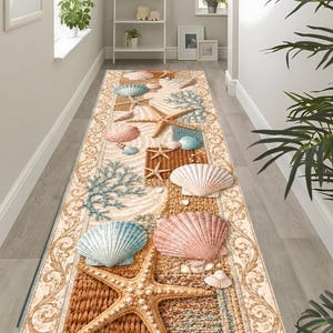 Op de afbeelding: Een lange rechthoekige loper met een kustthema, voorzien van een zandkleurige achtergrond, diverse schelpen, zeesterren en blauwe koraalmotieven. Het ontwerp bevat een decoratieve krulrand in beige en bruine tinten aan beide zijden.
