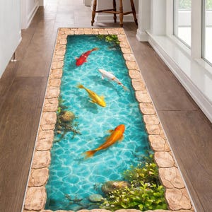 Pode incluir: Tapete retangular com um design 3D de lago de carpas koi. O tapete exibe uma piscina turquesa com quatro carpas koi em tons de vermelho, branco e dourado. O lago é delimitado por uma parede de pedra, criando uma cena aquática realista.
