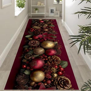 Könnte beinhalten: Ein weinroter Läufer mit festlichem Weihnachtsdesign. Der Teppich zeigt goldene und rote Ornamente, Tannenzapfen, Beeren und Grünzeug. Der Läufer befindet sich in einem Flur mit hellen Wänden und Böden.