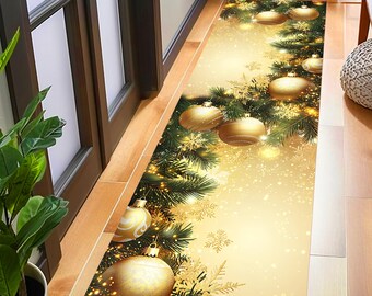 Op de afbeelding: Een gouden en groene kerstloper met een ontwerp van dennentakken en gouden kerstballen. De loper heeft een lichtgouden achtergrond met een subtiel glinstereffect.