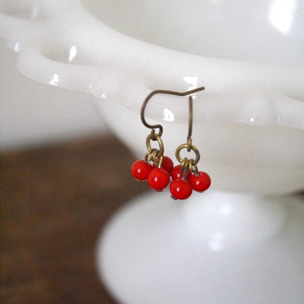 JAPAN RELIEF - Baies de Rouge - Vintage Red Acyrlic Earrings