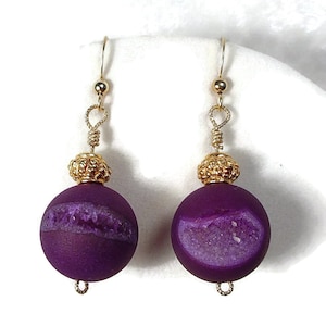 Lila Achat Druzy oder Druse Ohrringe mit 14K GF Perlen und Erkenntnisse