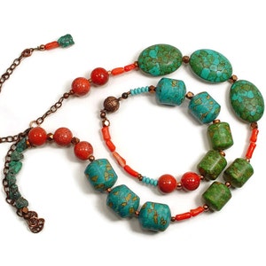 Passende Halskette und Armband in Türkis, Grün und Koralle farbenen Perlen