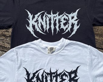 PREORDER Knitter shirt met metalen lettertype - PREORDER tot en met 8/6, 14:00 uur (CEST)