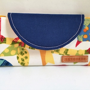 Carteira dobrável Fiona, carteira clutch, porta-cartões, porta-moedas com zíper, compartimentos para cartões, cartões de crédito, tela azul e pássaro de jardim Ash Hill