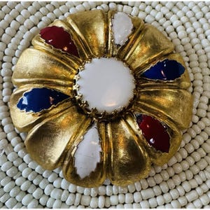 May include: A set of three ceramic mugs with a speckled, matte finish in cream, light grey, and dark grey. Each mug has a minimalist design, ideal for tea or coffee.