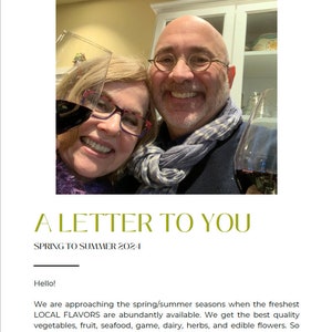 K&ouml;nnte beinhalten: Ein Paar l&auml;chelt und h&auml;lt Gl&auml;ser mit Rotwein hoch. Der Text "A Letter to You" ist in goldener Schrift dar&uuml;ber geschrieben. Der Text "Spring to Summer 2024" ist in schwarzer Schrift unter dem Titel geschrieben.