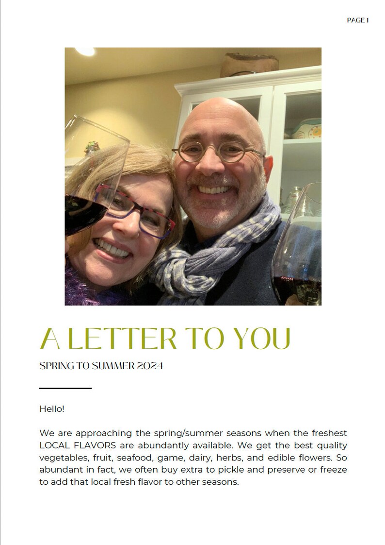 K&ouml;nnte beinhalten: Ein Paar l&auml;chelt und h&auml;lt Gl&auml;ser mit Rotwein hoch. Der Text "A Letter to You" ist in goldener Schrift dar&uuml;ber geschrieben. Der Text "Spring to Summer 2024" ist in schwarzer Schrift unter dem Titel geschrieben.