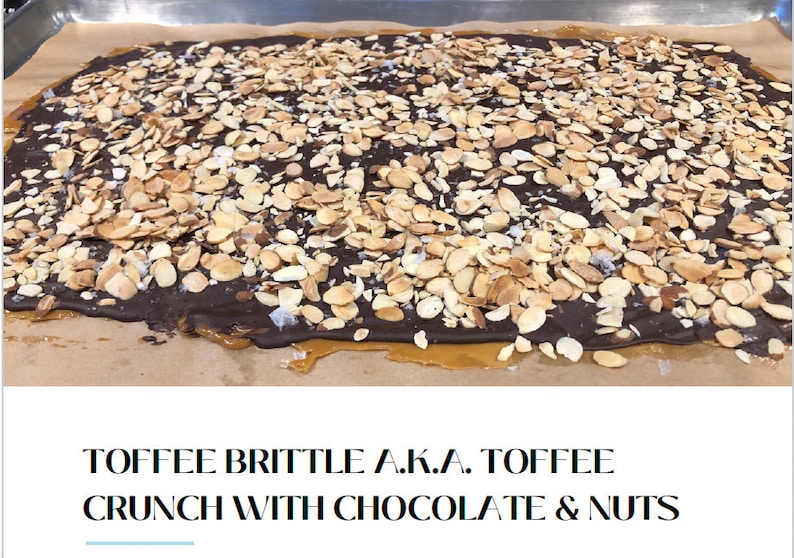 K&ouml;nnte beinhalten: Nahaufnahme eines Toffee-Br&ouml;sels mit Schokolade und Mandeln. Der Br&ouml;sel befindet sich auf braunem Backpapier und hat eine hellbraune Karamellbasis, eine Schicht dunkler Schokolade und ist mit Mandelbl&auml;ttchen belegt.