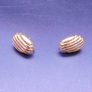 Vintage Oval Gold Tone Slotted Clip on Earrings (7214c)