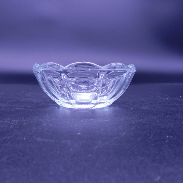 Vintage Glass Dish: The Perfect Touch of Sophistication for Your Dessert Presentation (7166)
