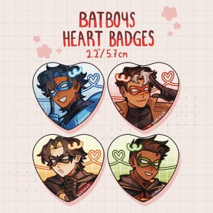 Puede incluir: Cuatro insignias en forma de corazón tituladas BATBOYS HEART BADGES que miden 5,7 cm. Cada insignia presenta una ilustración estilizada de un personaje con máscara y disfraz, con un pequeño gráfico de línea en forma de corazón brillante.