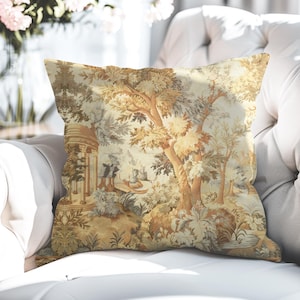 Może przedstawiać: Kwadratowa poduszka z motywem krajobrazu w stylu vintage w odcieniach beżu, brązu i szarości. Poduszka przedstawia szczegółową ilustrację drzew, liści i elementów architektonicznych, tworząc klasyczny, dekoracyjny akcent.