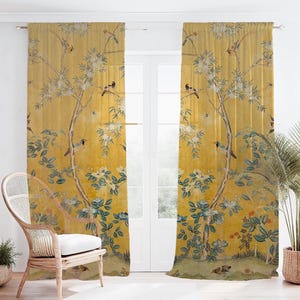 Può includere: Tende floreali giallo senape con un disegno di alberi e uccelli. Le tende presentano un'estetica vintage con un'illustrazione dettagliata di alberi, uccelli e fiori. Le tende sono appese davanti a una porta bianca.