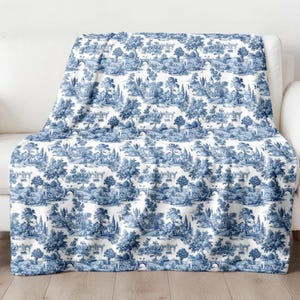 Coperta in peluche Toile de Jouy blu e bianca in stile country francese, morbida coperta, copriletto accogliente, decorazione d'interni antica, copriletto vintage, idea regalo invernale
