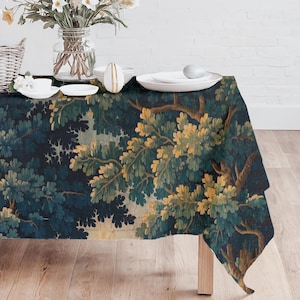 Può includere: Una tovaglia rettangolare con sfondo blu scuro e un motivo dettagliato di foglie e rami di quercia verdi e dorati. La tovaglia è drappeggiata su un tavolo di legno, creando una superficie decorativa.