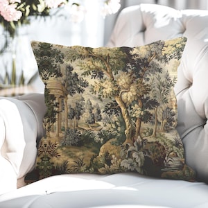 Może przedstawiać: Kwadratowa poduszka dekoracyjna z gobelinowym wzorem przedstawiającym krajobraz z drzewami, altaną i elementem wodnym. Paleta kolorów obejmuje odcienie zieleni, brązu i beżu. Poduszka jest umieszczona na białej pikowanej sofie.