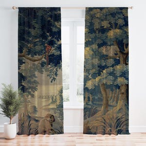 Könnte beinhalten: Zwei dunkelblaue und goldfarbene Fenstergardinen im Tapisserie-Stil. Eine Gardine zeigt einen Papagei auf einem Ast, die andere eine Eule in einem Baum. Die Gardinen zeigen eine Waldszene mit Fluss und Figuren.