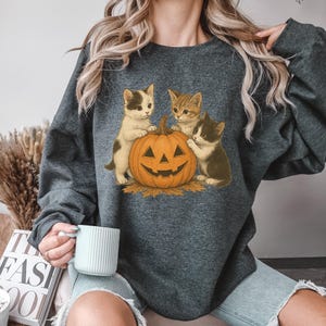 Vintage 90s Cat Halloween Sweatshirt, Retro Halloween Sweatshirt, Spooky Season Sweatshirt, Pumpkin Sweatshirt, Cute Cat Lover Sweatshirt