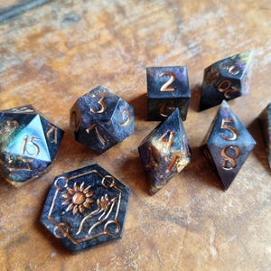 Dark Nebula - Set de 8 dés Donjons et Dragons en résine faits main