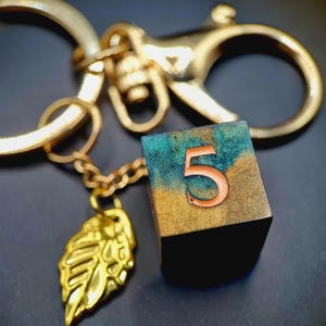 Handgemaakte hars Dungeons and Dragons Dice-sleutelhanger