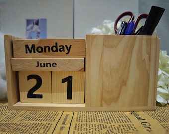 Calendario perpetuo de madera hecho a mano con portalápices y organizador de escritorio.