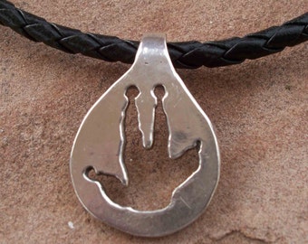 Op de afbeelding: Een zilveren ketting met een handvormige hanger. De hanger is gemaakt van een hergebruikte vork en heeft een zwart leren koord.
