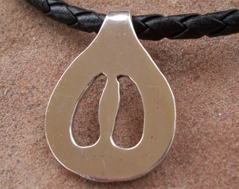 Op de afbeelding: Een zilveren ketting met een hanger in de vorm van twee voetafdrukken. De hanger is bevestigd aan een zwart leren koord.