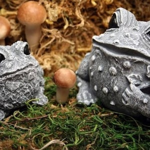 Frog Statues - Concrete Mom & Baby Toad Figures - Outdoor Garden Decor