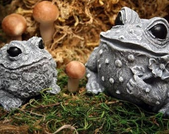 Frog Statues - Concrete Mom & Baby Toad Figures - Outdoor Garden Decor