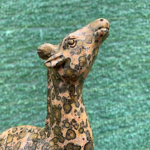 Scultura di giraffa in cristallo intagliata a mano da 8 pollici, decorazione per la casa in diaspro naturale, statuette di animali in cristalli curativi, regali.
